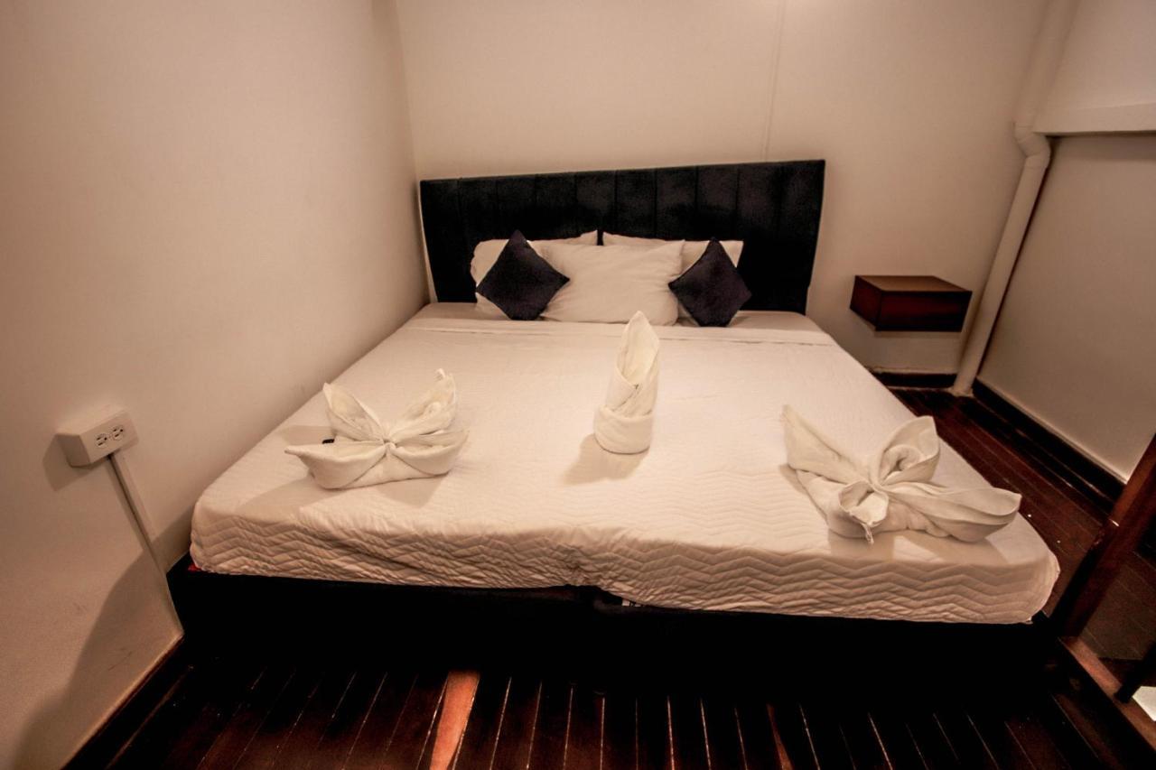 Aw Hotel Urban 80 麦德林 外观 照片
